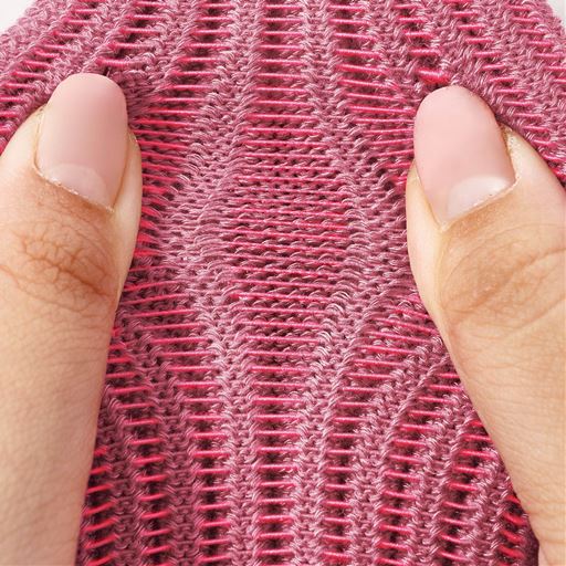 履き口裏側はゴム糸を長めに渡しているから、その分伸縮性があり、よく伸びます。