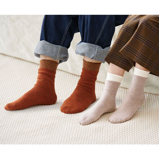 あたたかいのにムレにくく汗冷えしにくいファインメリノウール靴下。男女兼用です (左から)レンガ、ベージュ着用例