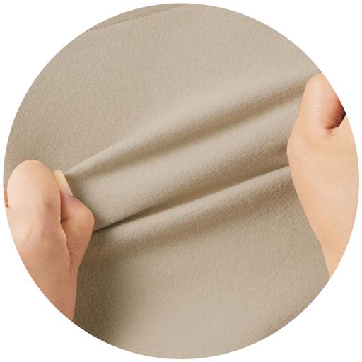 ジャージ素材なので程よく伸びてラクな着心地。手軽に羽織れます。