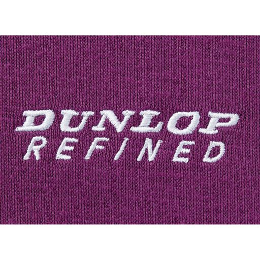 胸元にブランドロゴ刺しゅう入り