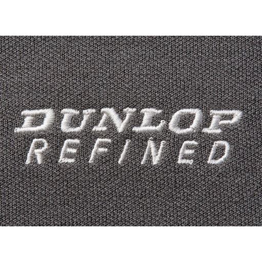 胸元にブランドロゴ刺しゅう入り