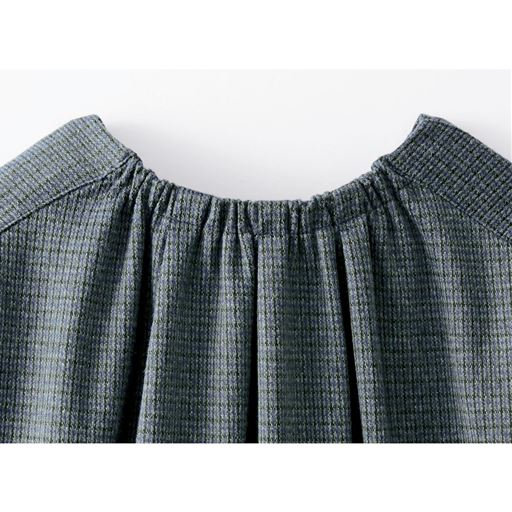 タック入りの後ろゴムで脱ぎ着がラク