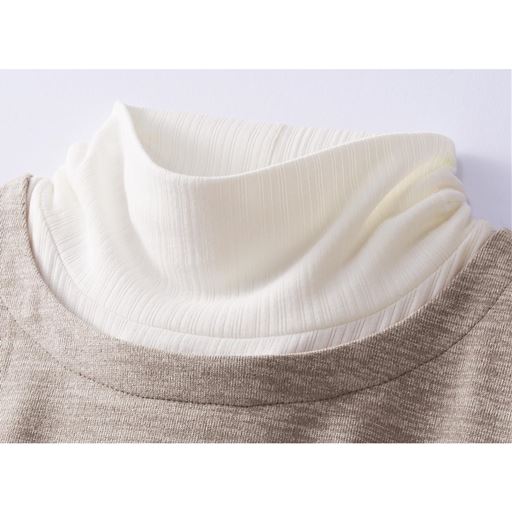 インナーを重ねたようなハイネックで首元まで暖か