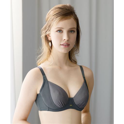 バストをキュッと内向きメイク!軽い着心地のシンプルなスレンダーフィット®ブラ<br>シャドーグレー着用例