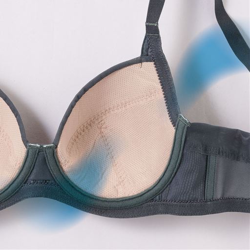 サラッと快適 カップ肌側は吸汗速乾メッシュで汗をかいてもべたつかない。 バストにフィット カップは通気性が良く柔らかな素材を使用。