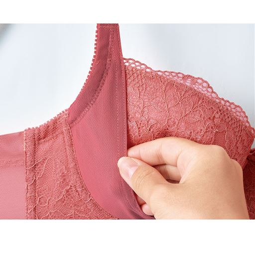 大きなサイドパネルで寄せる カップ表の縫い付けないサイドパネルで窮屈感なく、広がりをおさえる。<br>※画像は品番BA-199になります。