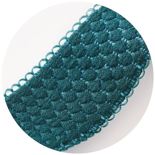 肌側ポコポコの約20mmの幅広ストラップでしっかり引き上げ。