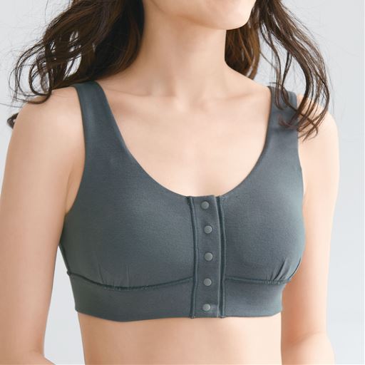 綿混素材を使用しやさしさにこだわったブレストケアブラ<br>チャコールグレー着用例