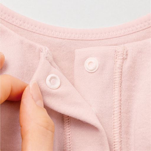 着脱しやすい前開き フロントのスナップボタンで脱ぎ着がラク。