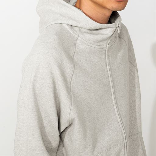 フロントジップを上まで閉めればハイネックデザインになるように変更。カジュアルすぎない品のある印象になりました。