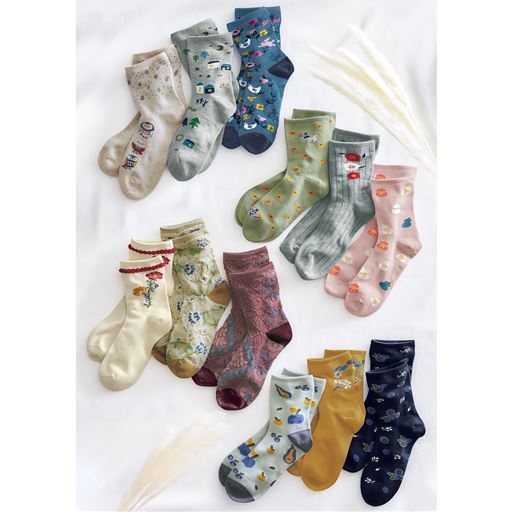 履き口締め付けない、つま先ゴロ付かないソックス・ 色柄違い3足組。<br>上から)A(北欧テイスト)、B(和柄)、C(エレガントボタニカル)、D(果実)