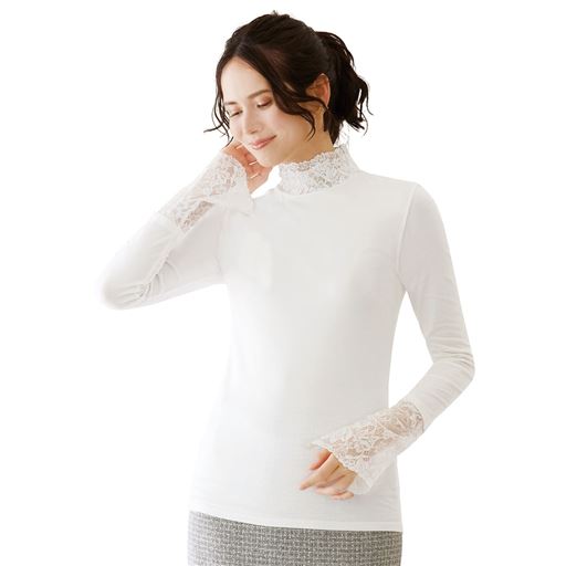 ネックは優美なレースの2枚重ね。袖口には少しフレアさせた長めレースで、落ち着いた華やかさを演出する、レースデザイン長袖インナーTシャツ。<br>オフホワイト着用例(※この商品は、重ね着した際にアウターのシルエットをくずさないよう、フィットした着用感になっています。)