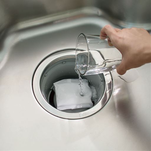 排水口に袋を置いてぬるま湯を注ぐだけ