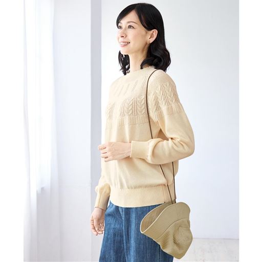 被らない時は肩掛け バッグが小さい時や荷物が多い時にも便利。両手があいて、帽子をなくす心配もありません