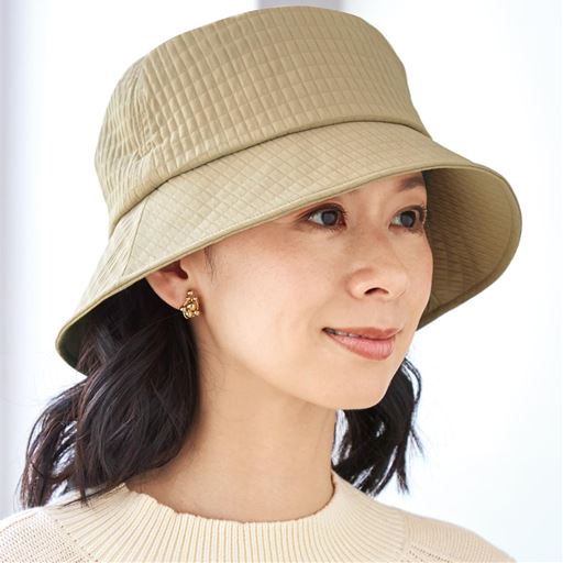 あご紐が不要な時はサッと収納!