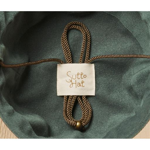 あご紐を使用しない時は、トップ内側のタグに収納できます