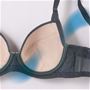 サラッと快適 カップ肌側は吸汗速乾メッシュで汗をかいてもべたつかない。 バストにフィット カップは通気性が良く柔らかな素材を使用。