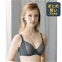 バストをキュッと内向きメイク!軽い着心地のシンプルなスレンダーフィット®ブラ<br>シャドーグレー着用例