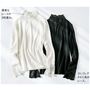 アウターに合わせやすいオフホワイトとブラックの2色をご用意しました。<br>(左から)オフホワイト、ブラック