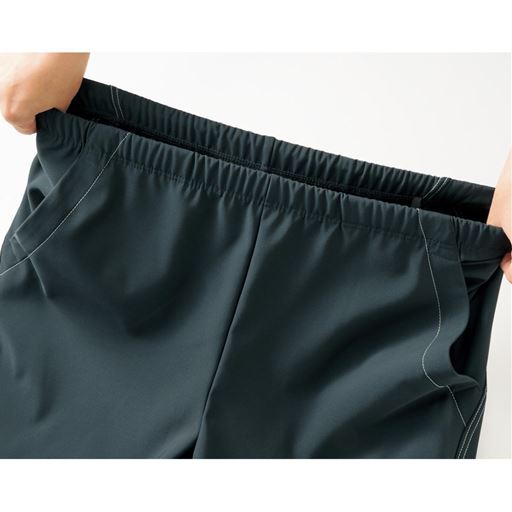 ウエスト総ゴムで、すっぽりはける前とじ。