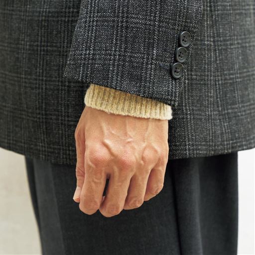 本品 「身幅に合わせると袖が長い」…この悩みを解決するため、袖丈を短めに仕立てました。