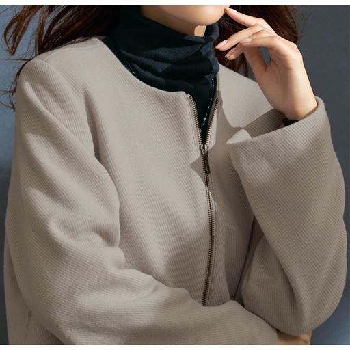 グレージュ 表面感のある綾織で上品な素材