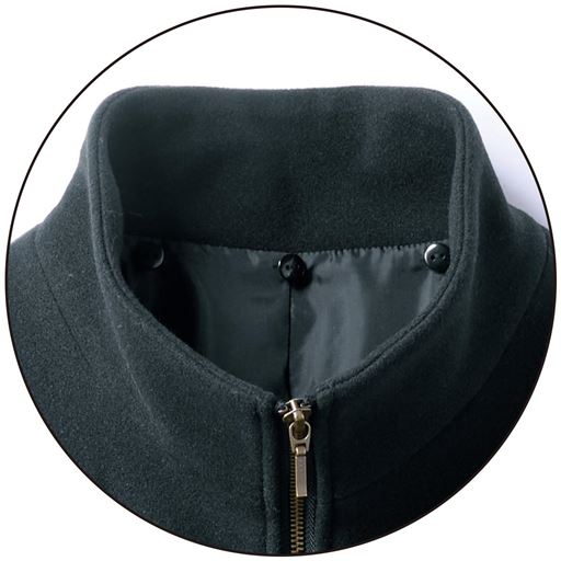 フードを取り外してスタンドネックに。衿元から首をカバーします