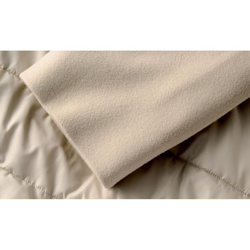 上身頃には、中心部に空洞があるポリエステル「中空糸」を使ったウール調素材を使用。空気を含んでふんわり暖かく軽い着用感です。下身頃はリサイクル蓄熱中わた((ETHERMALOFTRR))入りであったか