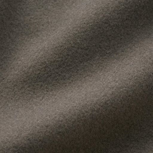 モカ まるでウールのようなカットソー素材で洗濯機洗いもOK。両脇シームポケットですっきりシンプル。