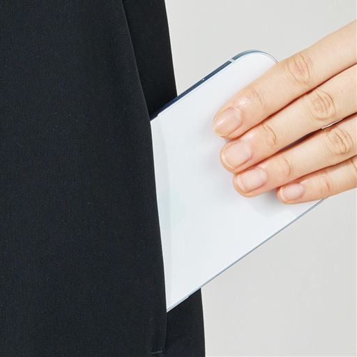 スマホがすっぽり入る大きめポケット付き