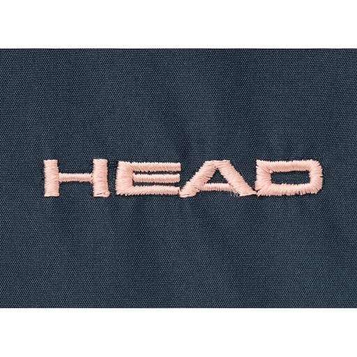 左足にブランドロゴ刺しゅう入り