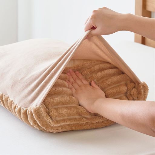 枕カバーはかぶせ式で、ごろつくファスナーがなく着脱も簡単。