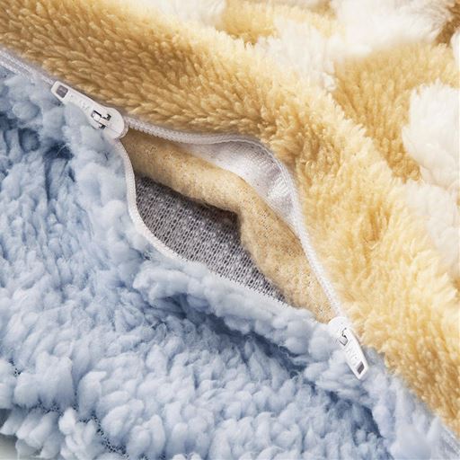 大きく開く両開きのファスナーで開閉も着脱もスムーズ。