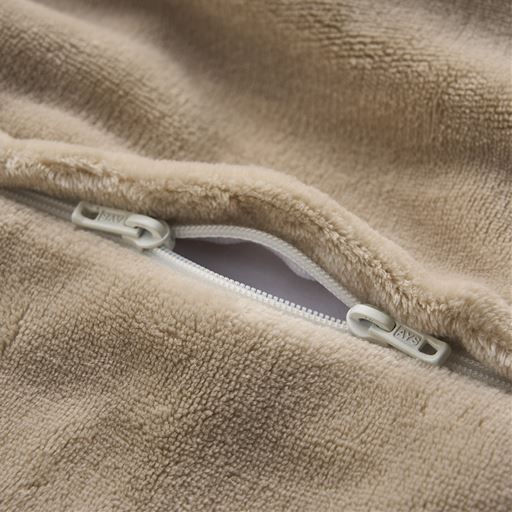 両開きファスナーで開け閉めラクラク。