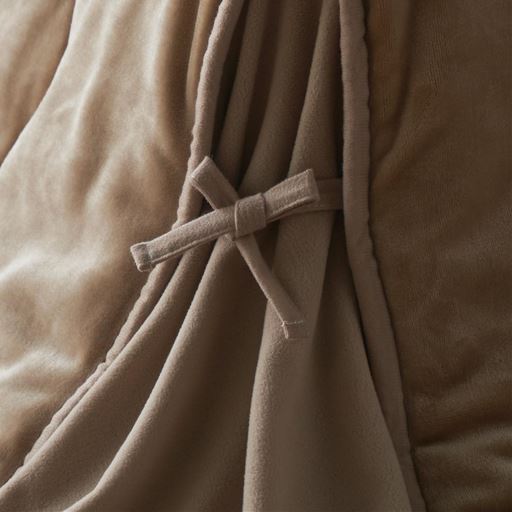 コーナー部分はひも付きで布団の広がりを抑えます