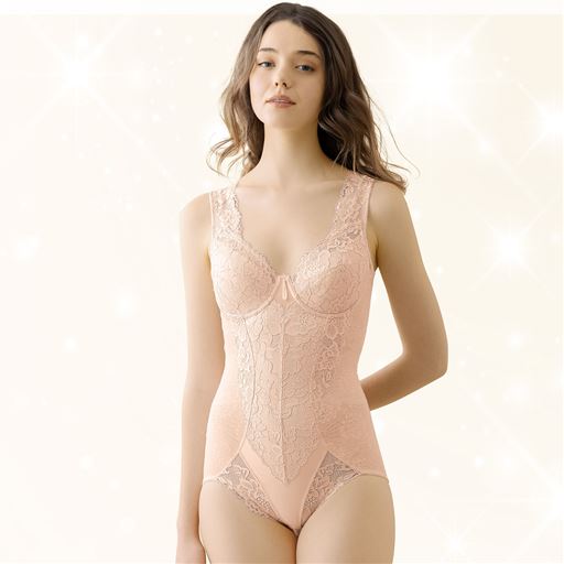 目指せ、マイナス10歳ボディ!あの頃のボディラインへと導く「着やせ美人」のボディスーツ<br>シェルピンク着用例 普通サイズ(目安身長154～162cm)