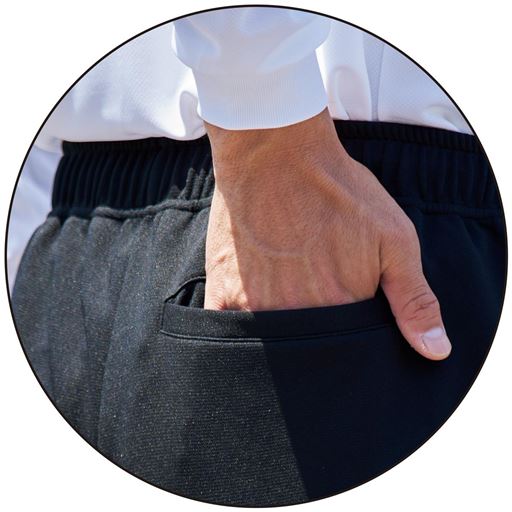 右後ろにもポケット有 深いヒップポケット。スマホもすっぱり入ります。