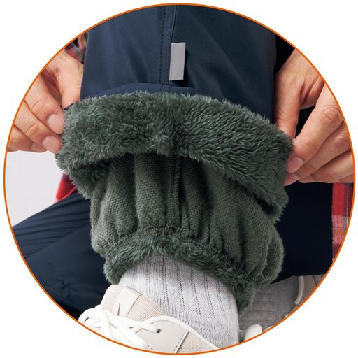 ネイビー<br>裾の内側はゴム仕様で冷気をシャットアウト