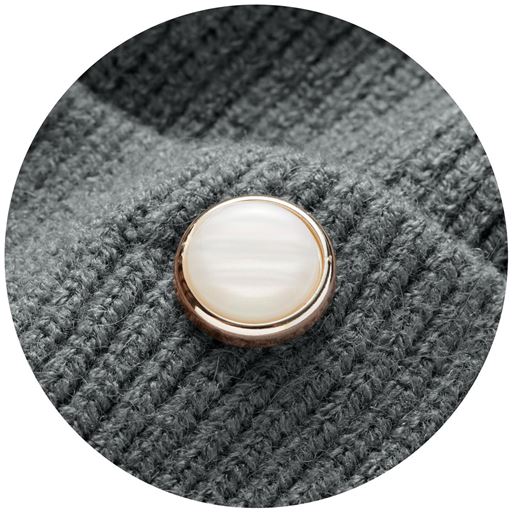 装いを格上げする金縁の貝調ボタン