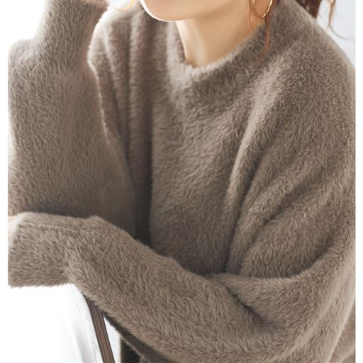 毛足の長いフェザーでふわふわなめらかなタッチが魅力。ゆったりしたシルエットとキュッとしぼった袖口が可愛らしい印象に。