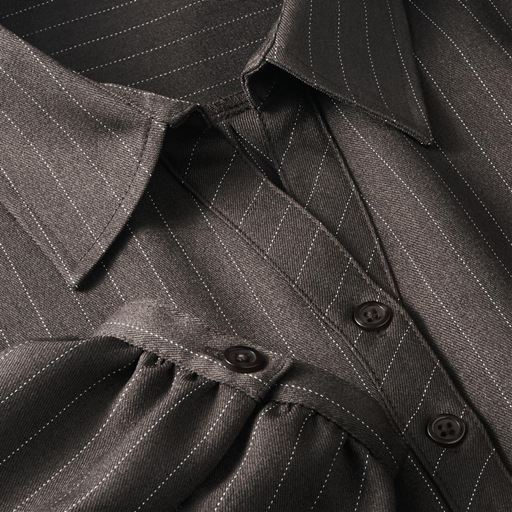 ブラウン系 細かなドットを繋いだストライプ柄とスキッパーデザインで細見え効果。後ろタックが背中をすっきりとみせてくれます。