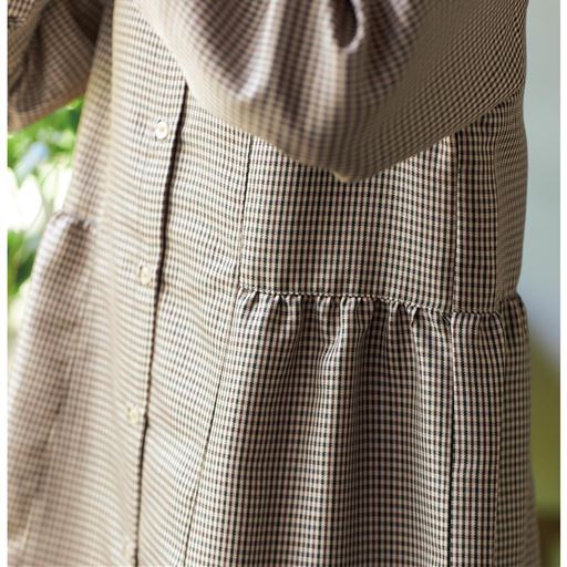 ベージュ系 ウエストギャザーがゆるやかなAラインシルエットを描きながら、お腹まわりをふんわりカバー。羽織り使いも◎。