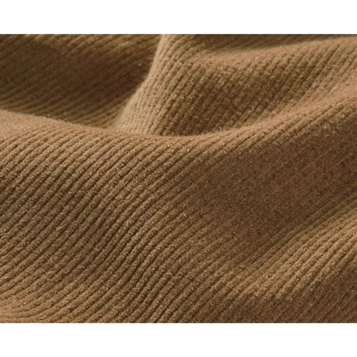 細めコーデュロイでやさしいぬくもり 細畝のコーデュロイが、ソフトで心地いい肌ざわり。サイドスリット入りで重ね着しても、もたつかず着回し力抜群!