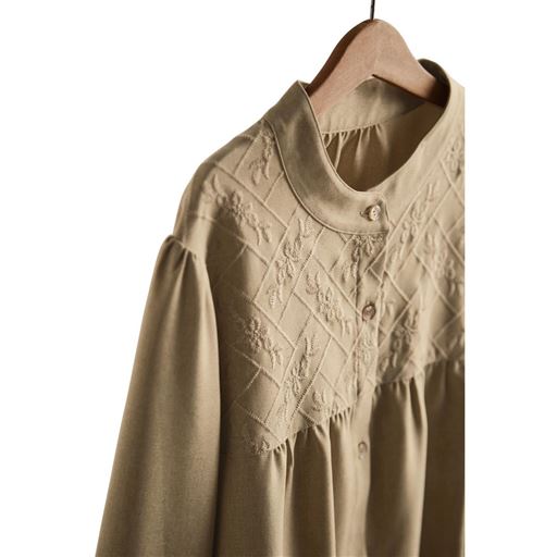 表面感のある花刺しゅうをあしらった気品の薫る一枚。