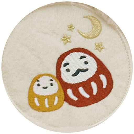 部分拡大<br>フェルトワッペンにだるま柄刺繍を施しました。