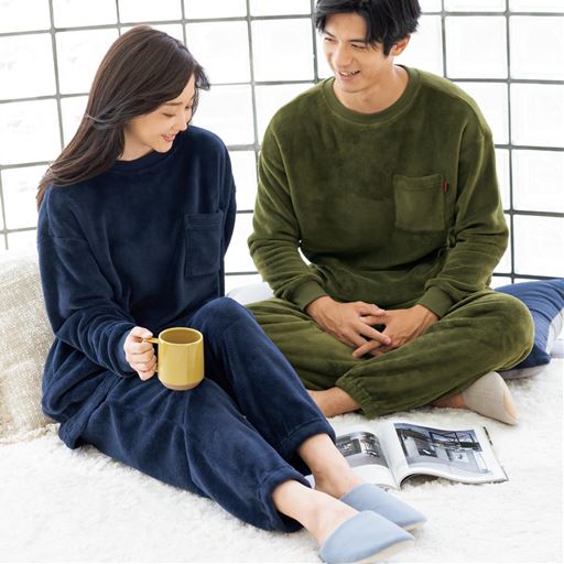 (左から)ネイビー、カーキ コーディネート例