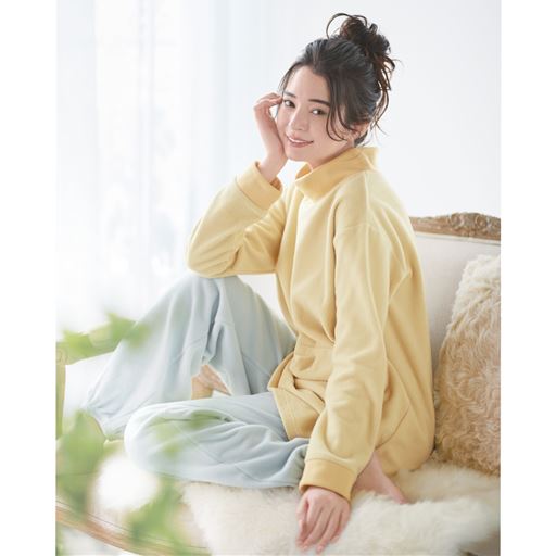 クリームイエロー(パンツ:ライトグレー)