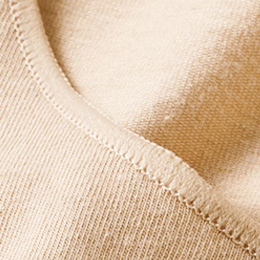 衿や袖口はアウターひびきにくいフラット仕様。