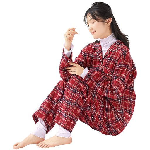 ソフトラベンダー 着用例 <br>首、手首、足首を長めの丈ですっぽり覆うこだわりデザイン(パジャマは品番NW-955です)