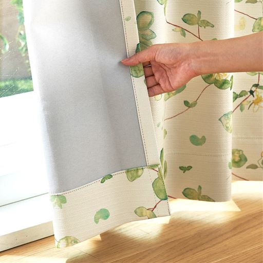 表生地と裏生地の間に特殊な黒フィルムを挟み込み加工を施すことで、高いトリプルカット機能を発揮します。